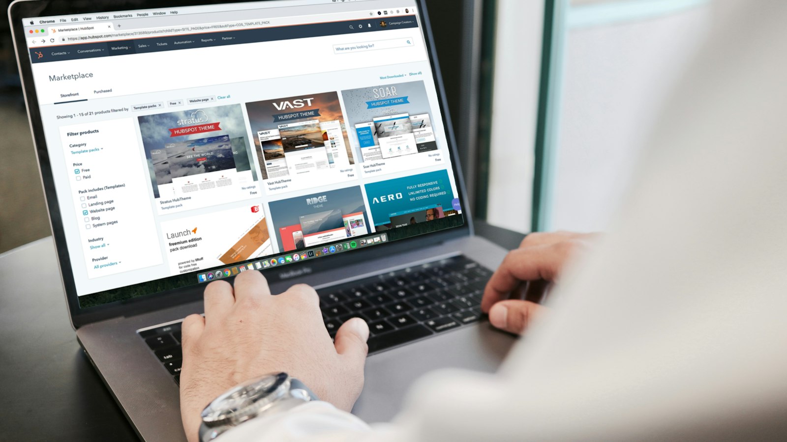 Personne qui travaille sur un MacBook Pro