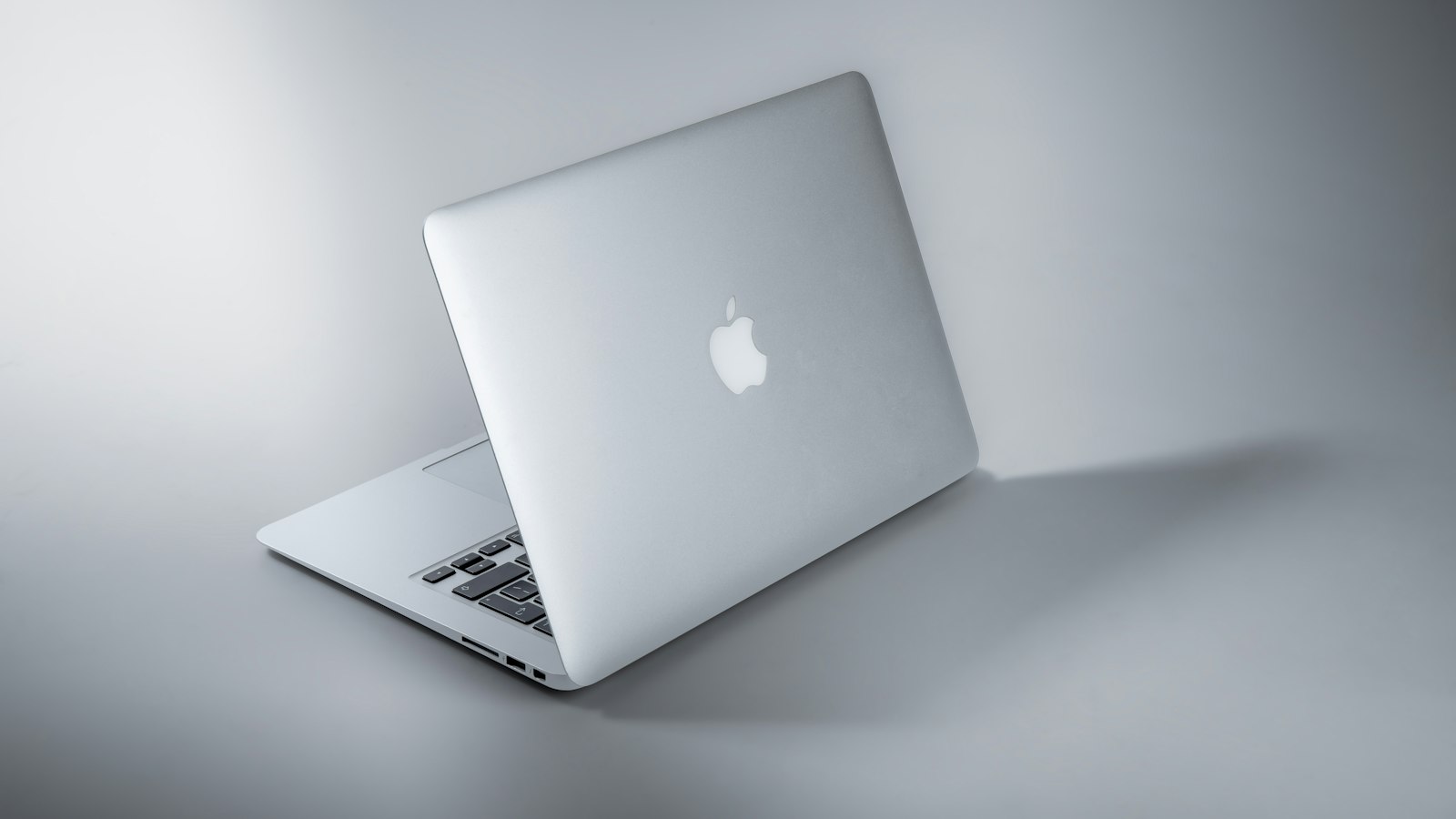MacBook argent sur une table blanche