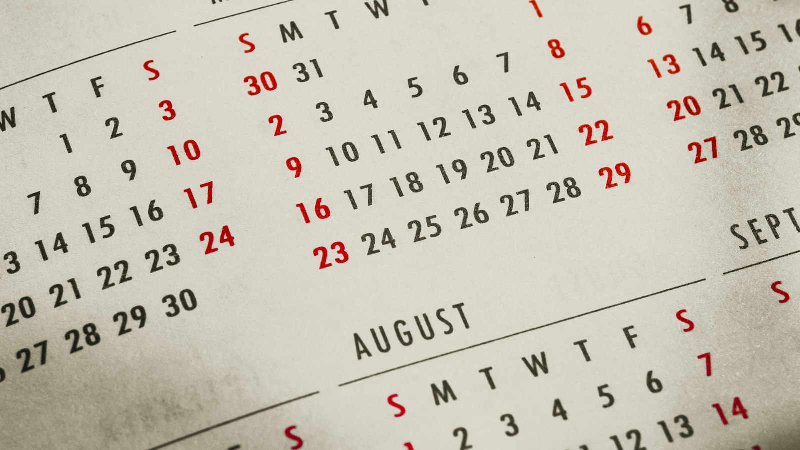 Calendrier posé sur une table