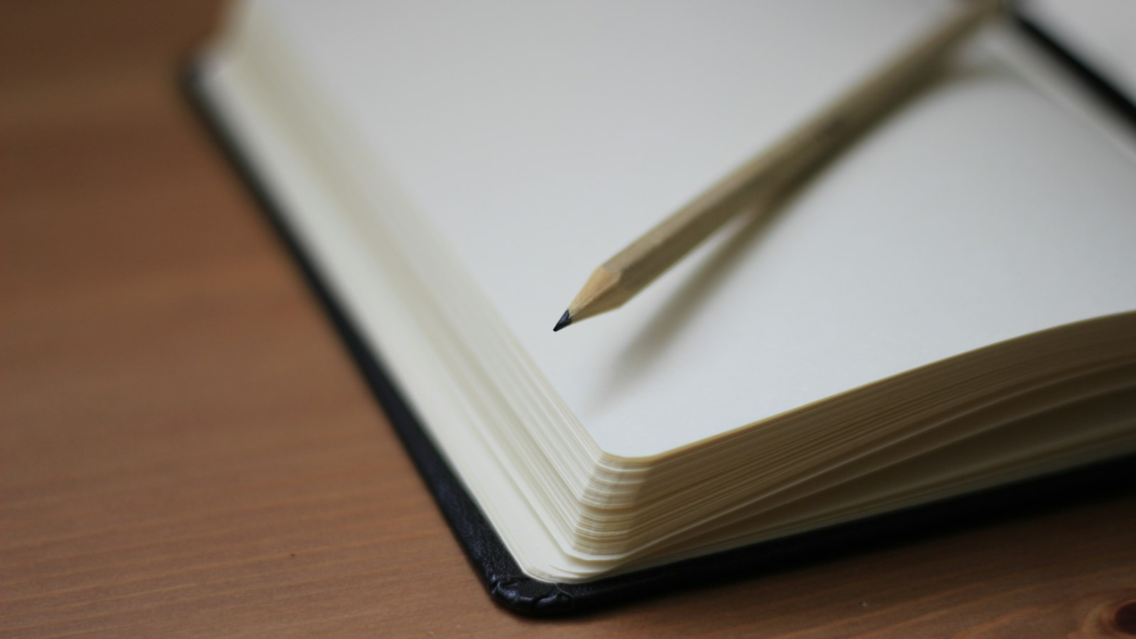 Crayon posé sur un livre