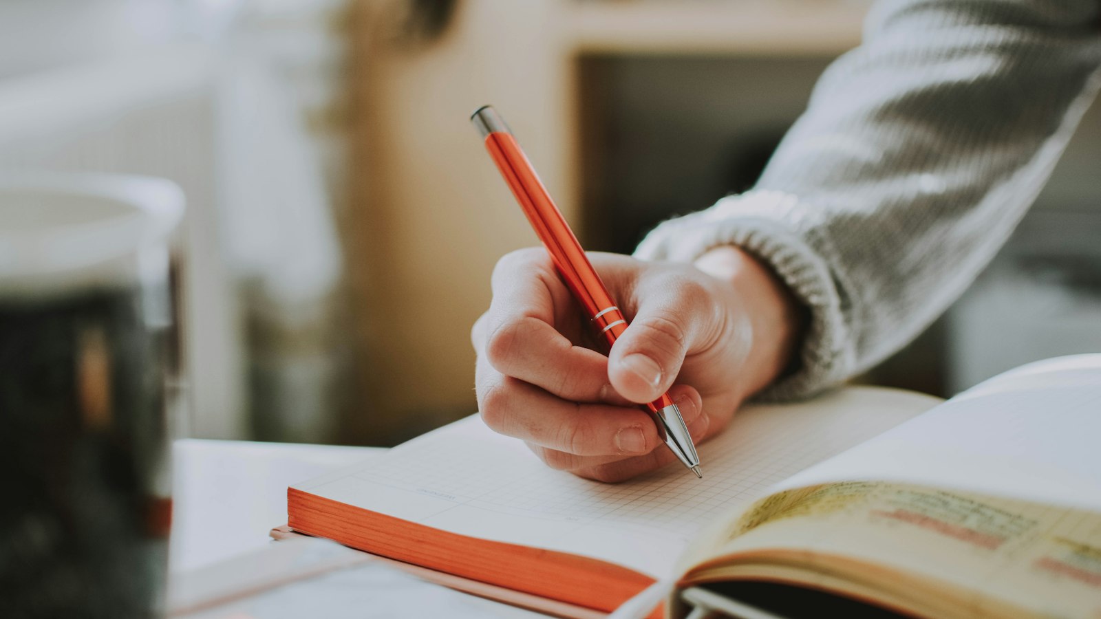 Personne qui écrit dans un carnet