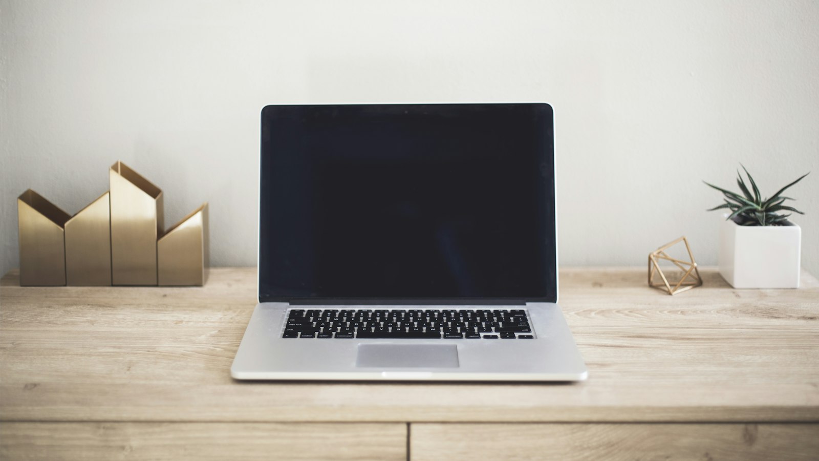 MacBook Pro posé sur une table en bois