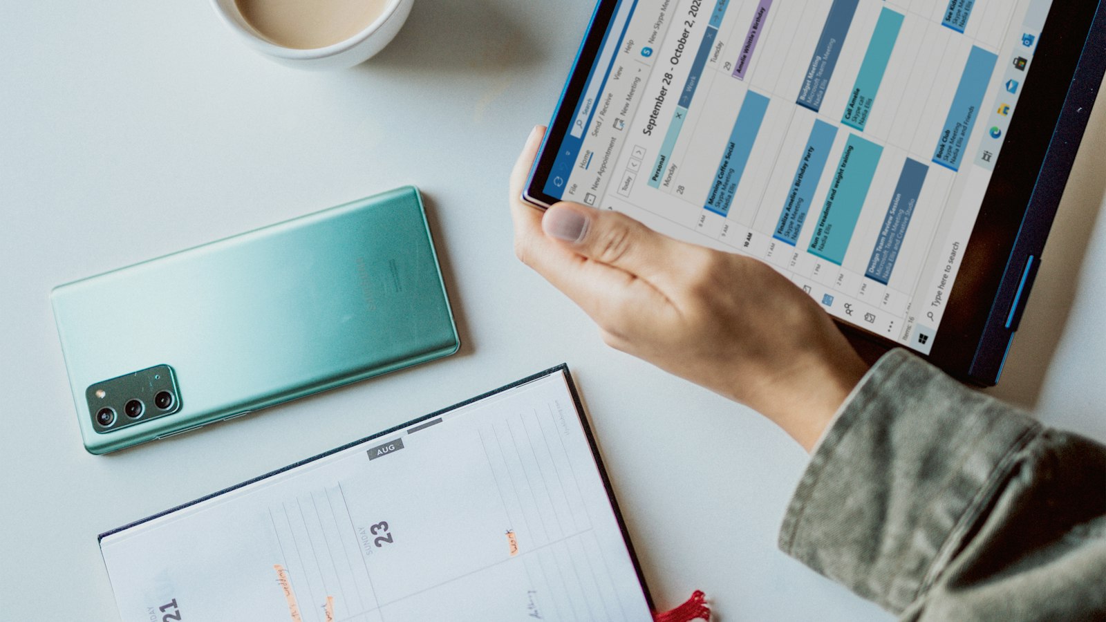 Tablette, tasse et ordinateur sur un bureau