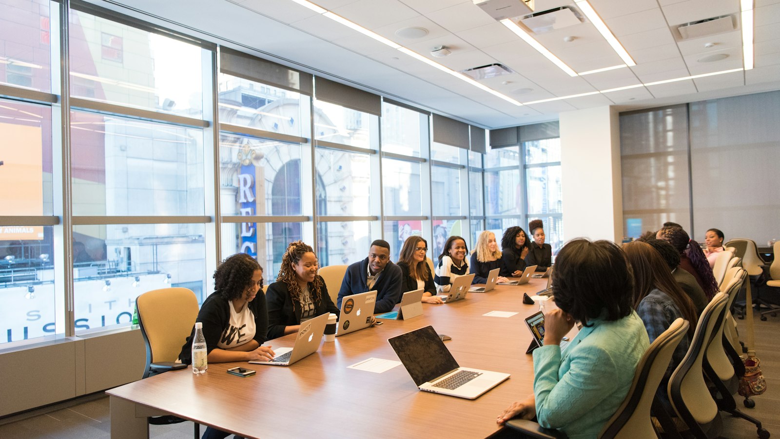 Équipe réunie autour d'une table avec des ordinateurs portables