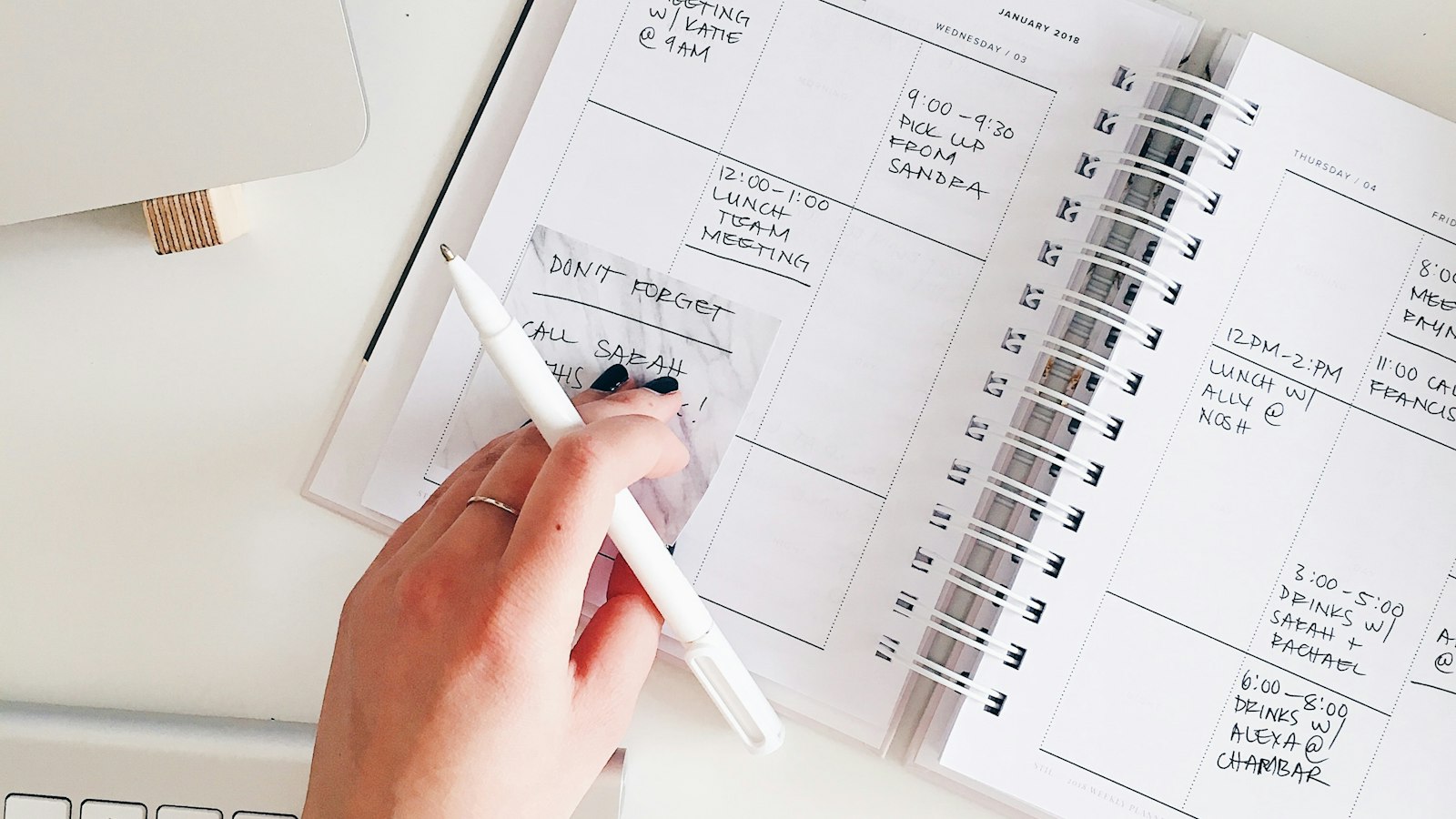 Personne tenant un bloc-notes et un stylo